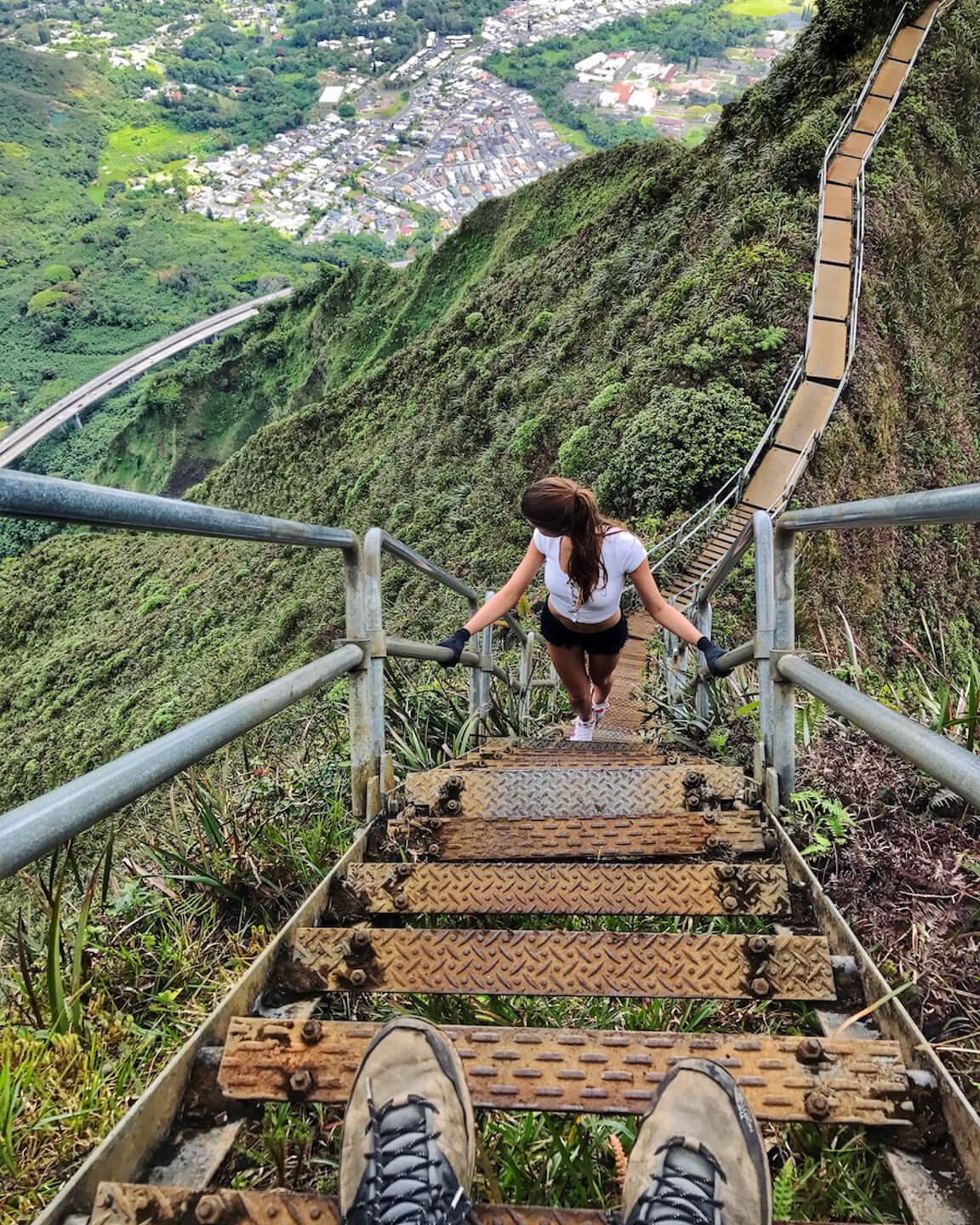 How to Climb the Stairway to Heaven / Haiku Stairs, Hawaii