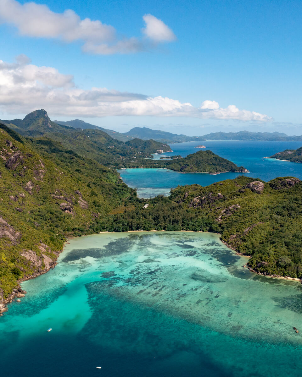 drone view over a beautiful bay in the Seychelles, Drohnen foot einer bucht auf den Seychellen