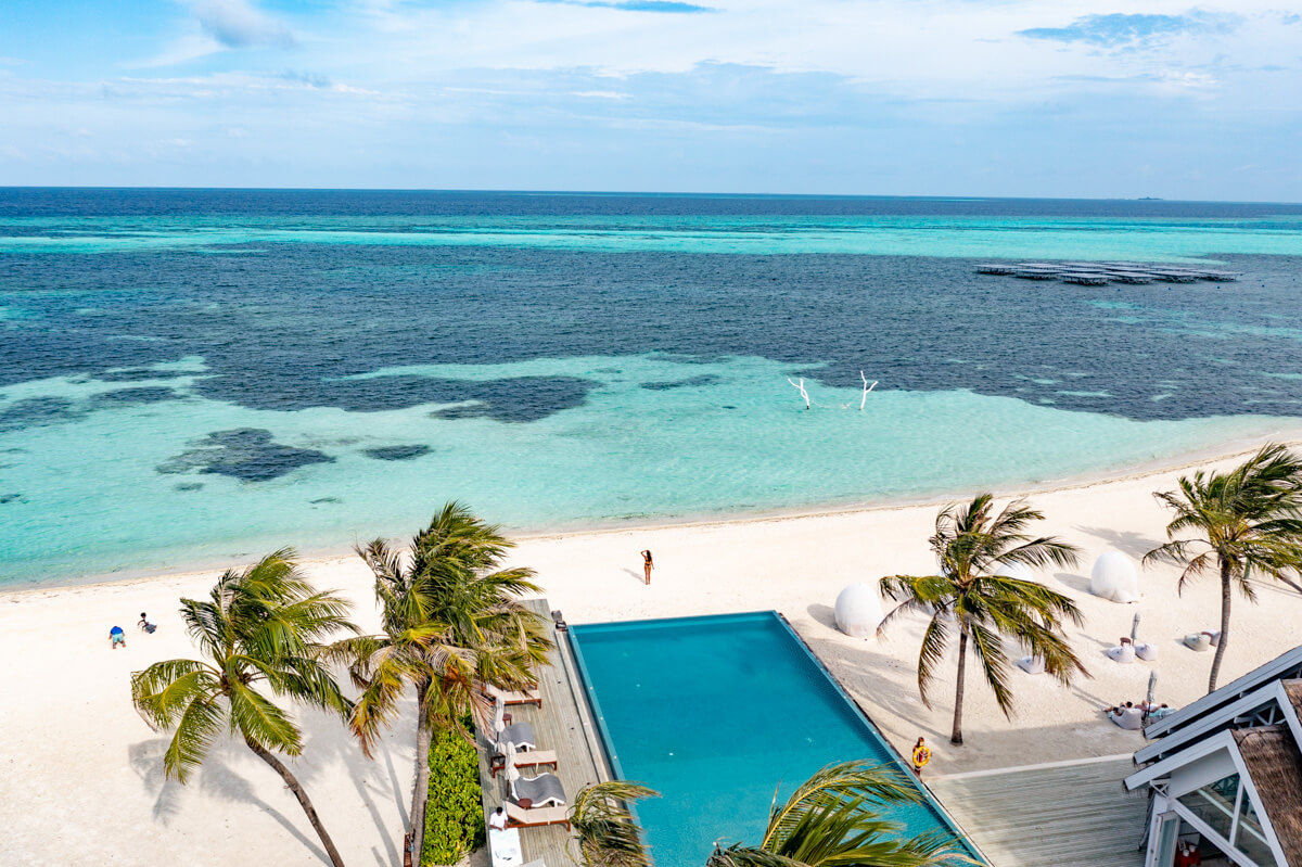 aerial view of the lux south ari hotel in The Maldives, Panoramablick eines wunderschönen hotels auf den Malediven