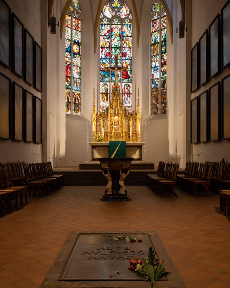 das grab von Johann Sebastian Bach im Inneren der Thomaskirche in Leipzig