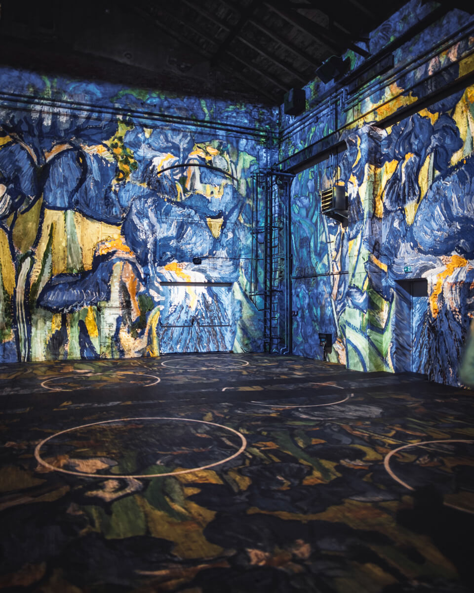 das Kunstkraftwerk in Leipzig ist ein Geheimtipp in der Stadt, farbige Gemälde werden an die Wände projiziert