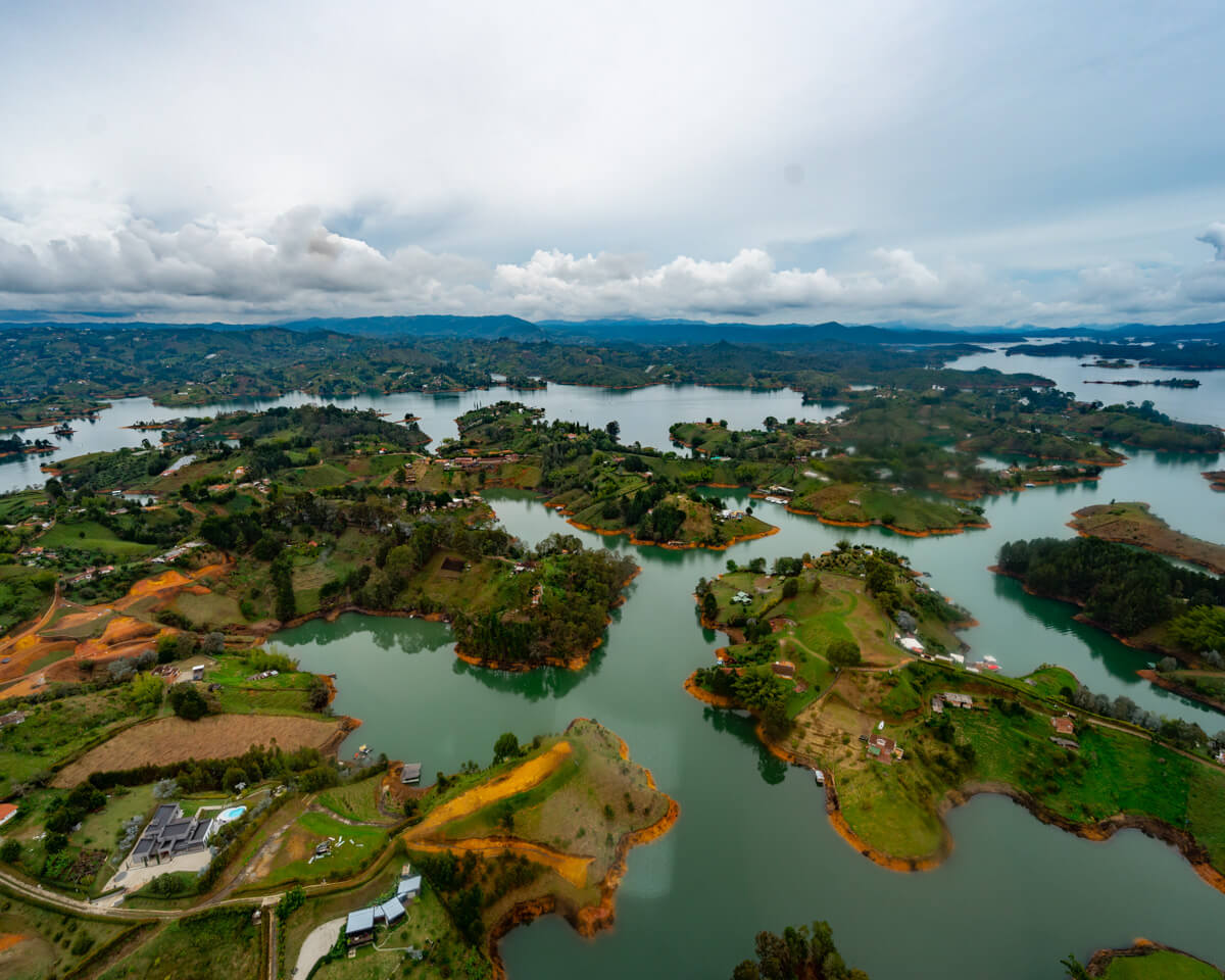 The Peñol lake in Guatape belongs to the the best places to visit in Colombia