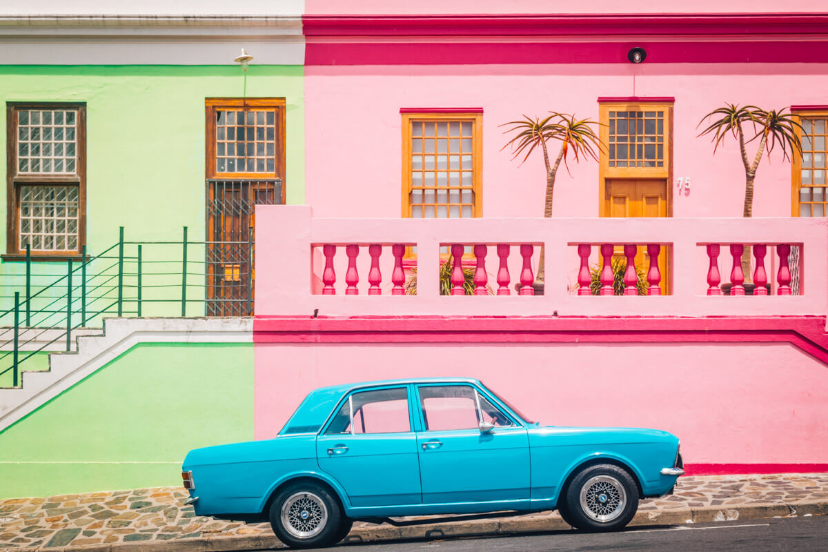 bo kaap, blaues Auto vor bunten Häusern, die besten Sehenswürdigkeiten in Kapstadt