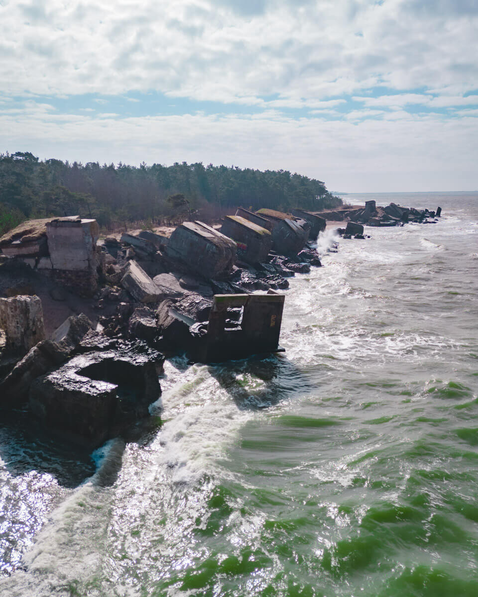 die ruinen der Liepaja Festung am strand in Lettland