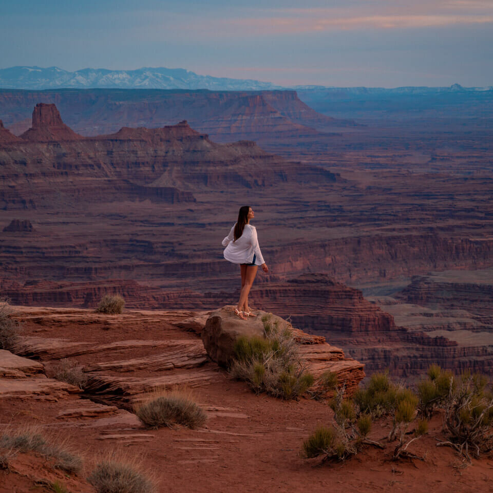 utah-road-trip-dead-horse-view-point girl watching the view from the dead horse view point in Utah during sunset