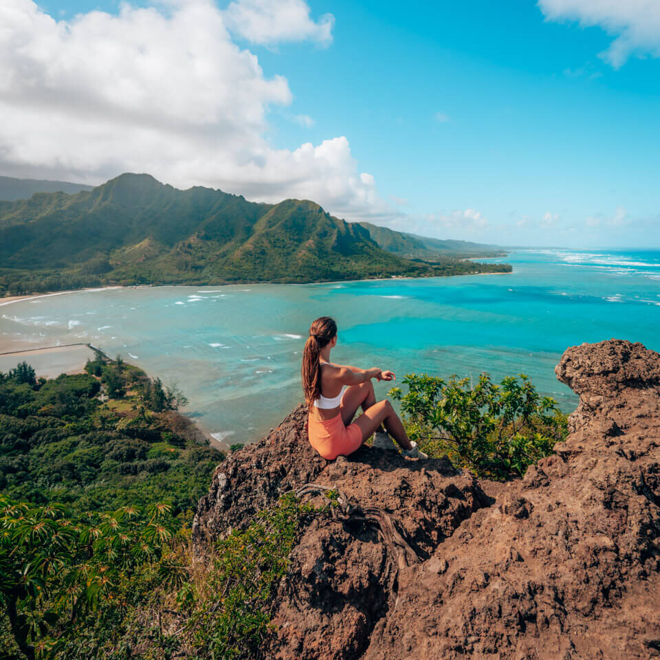 crouching-lion-hike-oahu-sights Oahu sights: The crouching lion hike offers a great view over a bay