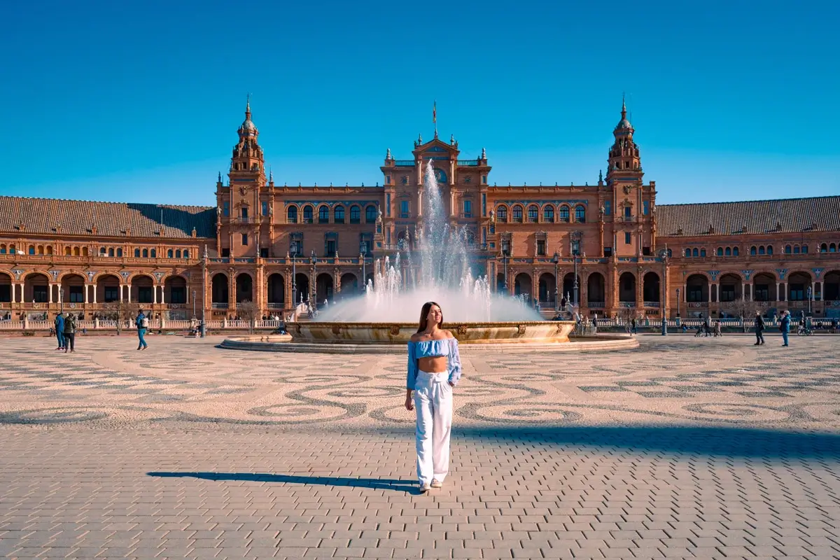 plaza-espana-sevilla walking in front of the plaza espana in Seville