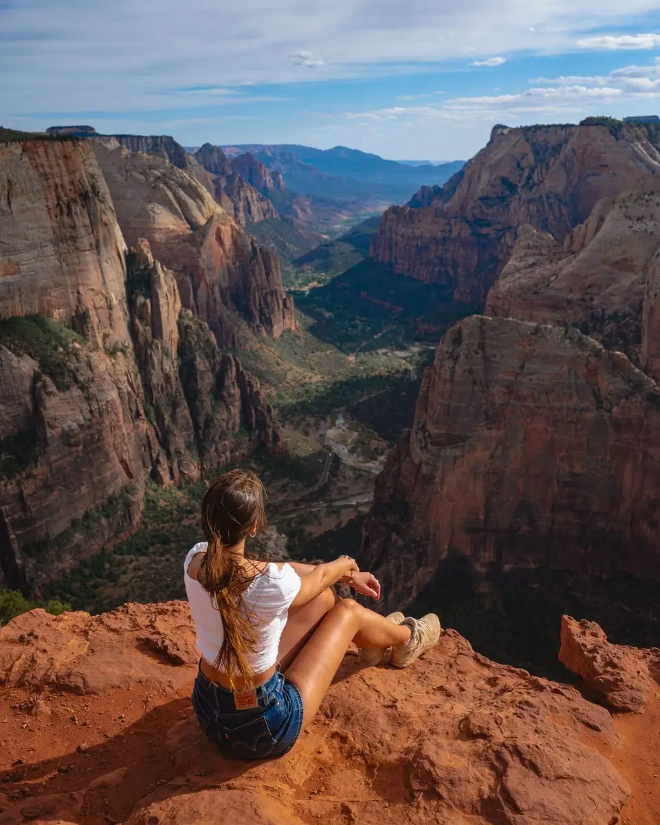 observation-point-best-hike-zion-national-park best viewpoint in Zion National Park: Observation point, overlooking the Zion canopy, hidden gem in Zion National Park