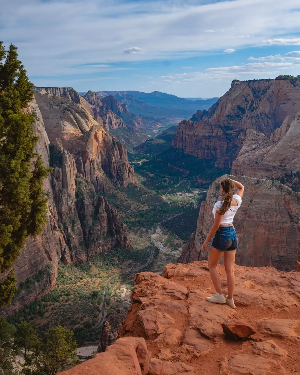 observation-point-hike-zion-national-park best viewpoint in Zion National Park: Observation point, overlooking the Zion canopy, hidden gem in Zion National Park