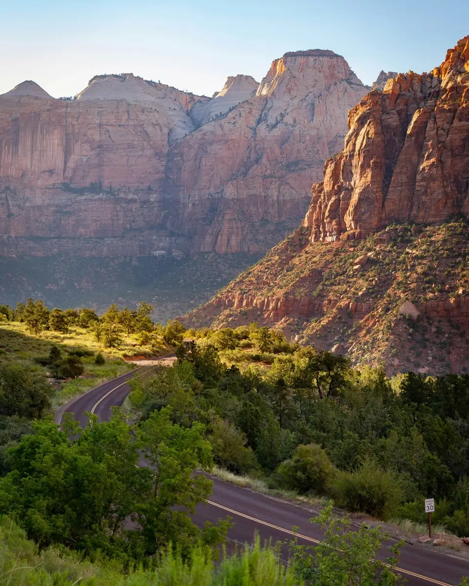 shuttle-street-zion-national-park bus shuttle street in Zion National Park