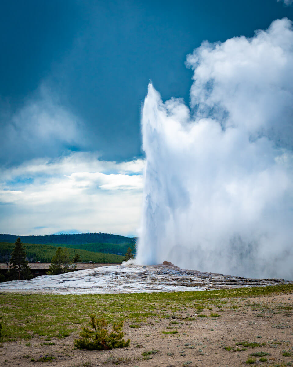 old-faithful-geyser-yellowstone-national-park the most famous sight in Yellowstone national park: Old Geyser