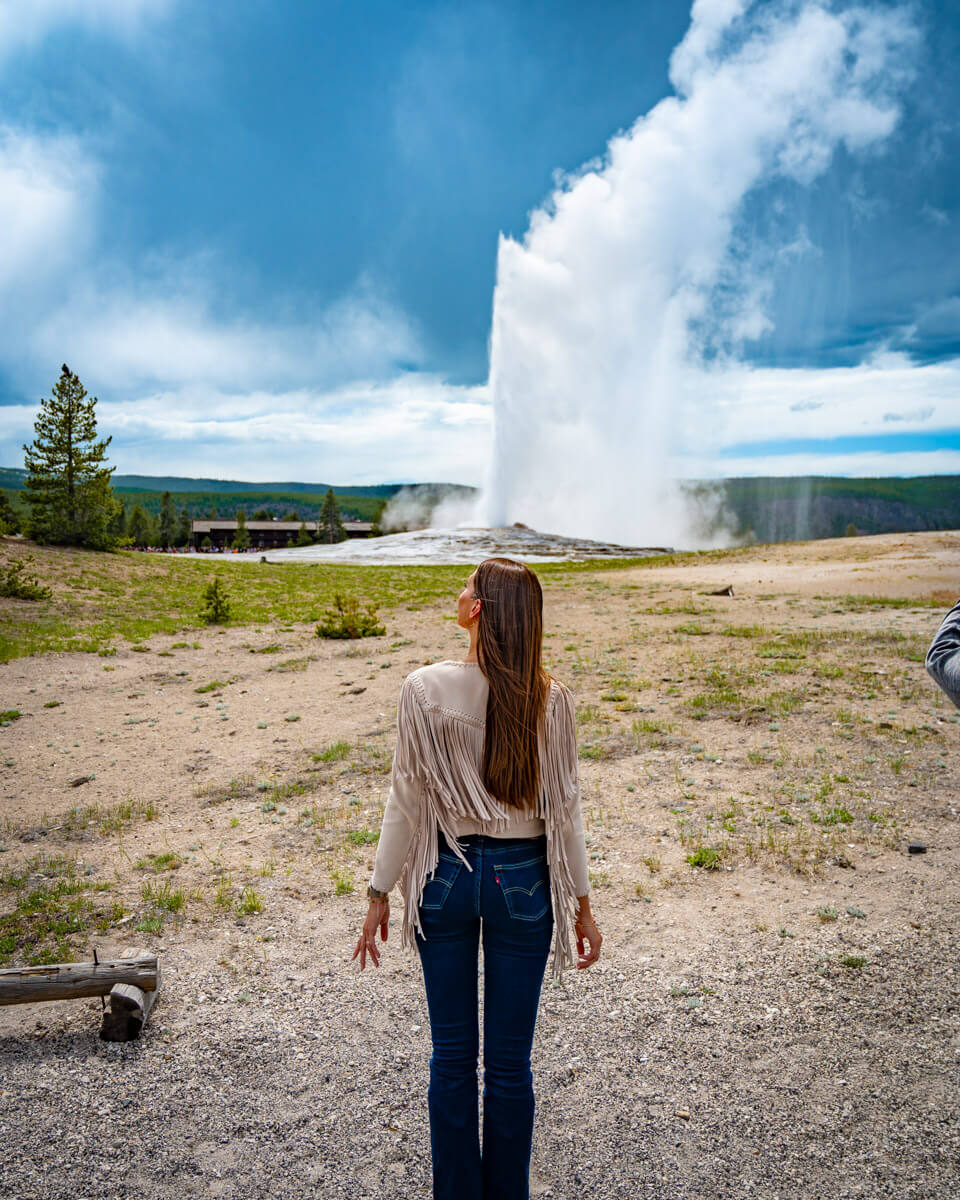 old-faithful-yellostone-national-park Old Faithful, one of the highlights during one day in the Yellowstone national park, the most famous sights